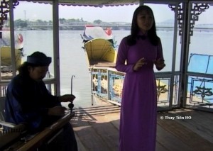 chanteuse traditionnelle à Hué _ film Tran Van Khë de Thuy Tiên HO